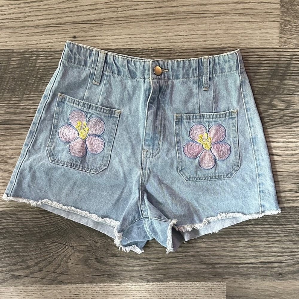 Cider Light Blue Floral Embroidered Jean Shorts size small - Picture 3 of 9